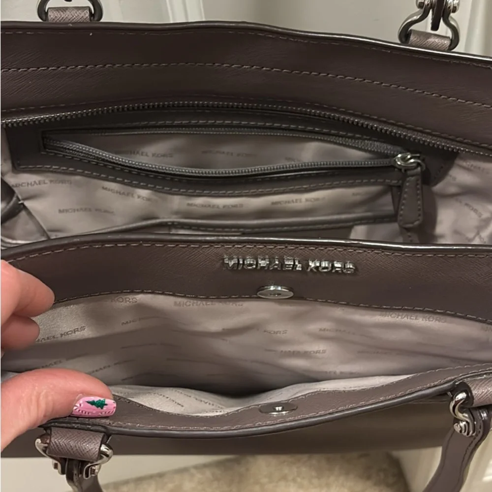 Authentic Michael Kors Handbag - Picture 5 of 9